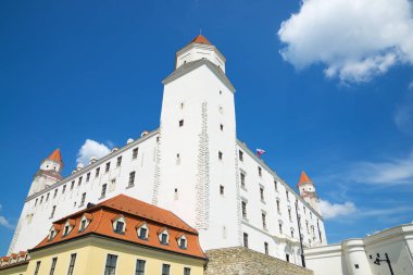 Bratislava 'da bir yaz gününde ortaçağ şatosu.