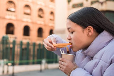 Valencia 'da sokak ortasında churro yiyen genç portresi..