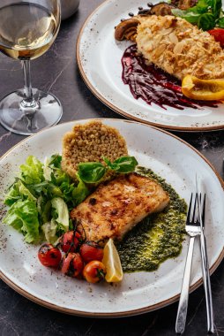 Baharatlı ızgara balık, sebze ve otlar.