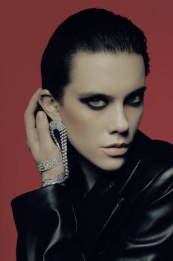 Moda mankeni Moda kızı portresi ve moda gotik siyah makyajı. Siyah rujlu genç bir kadın, siyah dumanlı gözler, yüz hatları şekillendirme, güzel kaşlar. Mükemmel Smoky göz makyajı. Güzel cilt