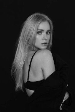 sarışın siyah bir zemin üzerine portresi