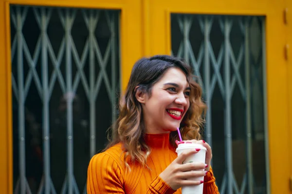 Sokakta Kahve Içen Çekici Genç Bir Kadın — Stok fotoğraf