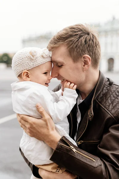 Man Toddler Daughter Hugging Palace Square Peterburg — Stock Photo, Image