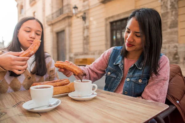 バーテラスで典型的なスペインの教会を食べる女性と少女 — ストック写真