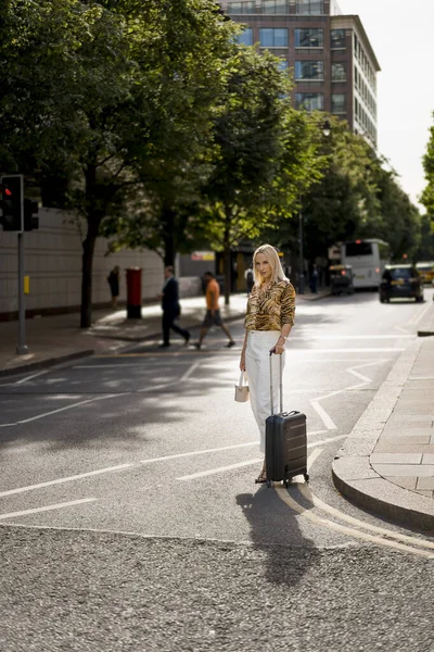 ロンドンの魅力的なビジネスウーマン — ストック写真