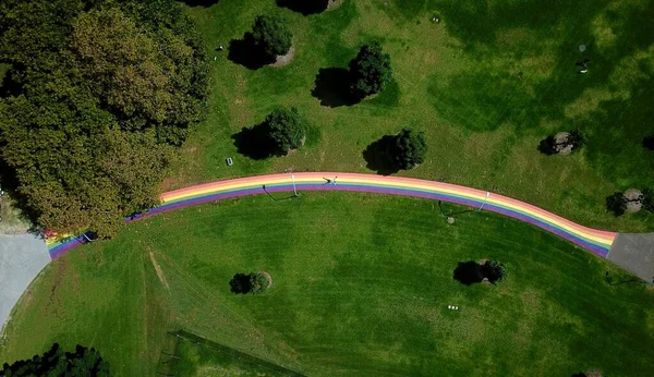 Luchtfoto Van Een Man Het Midden Van Een Regenboog — Stockfoto