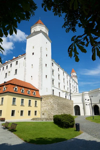 Bratislava 'da bir yaz gününde ortaçağ şatosu.