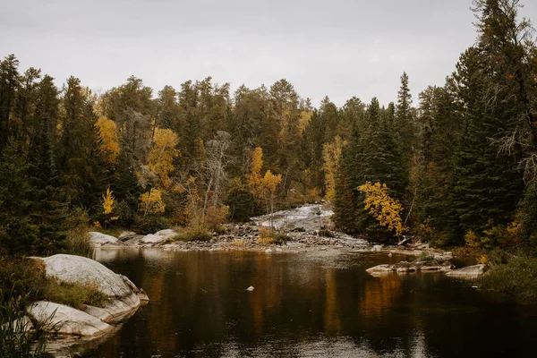 Calm Lake Cloudy Fall Day Rushing River Ontario — Stock Photo, Image