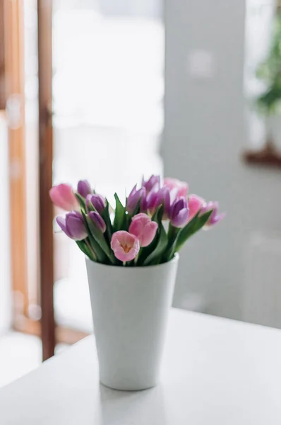 Ramo Con Tulipanes Delicados Tonos Jarrón Blanco Habitación —  Fotos de Stock