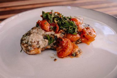 Seramik tabakta Keto ve paleo tavuk parmesan tabağı