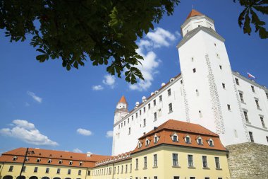 Bratislava 'da bir yaz gününde ortaçağ şatosu.