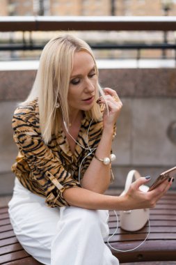 Londra 'daki çekici iş kadını.