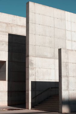 İspanya 'nın Zaragoza kentindeki kamusal alanda güçlendirilmiş beton yapılar.