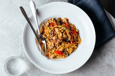 Tavuk ve sebzeli Asya buğday eriştesi. restoran menüsü