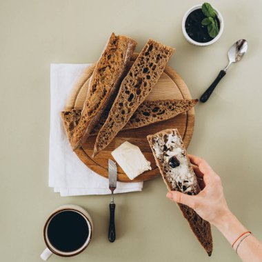 Tereyağı ve reçelli Fransız ekmeği.