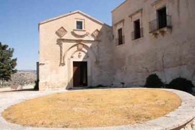 Santa Croce 'un tamamı, XV saniye. Scicli 'ye bakan manastır ve kilise, Ragusa ili, Sicilya, İtalya