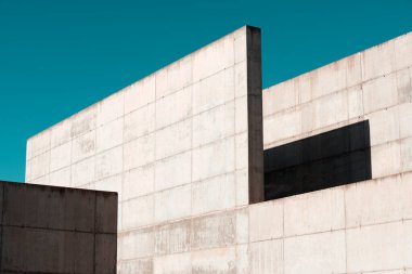 İspanya 'nın Zaragoza kentindeki kamusal alanda güçlendirilmiş beton yapılar.