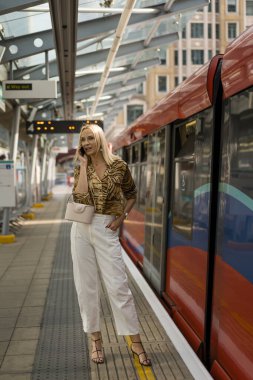 Londra 'daki çekici iş kadını.