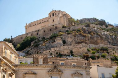 Santa Croce 'un tamamı, XV saniye. Scicli 'ye bakan manastır ve kilise, Ragusa ili, Sicilya, İtalya