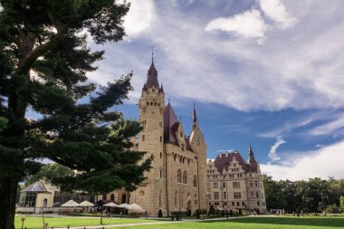 Polonya (Moszna Sarayı)