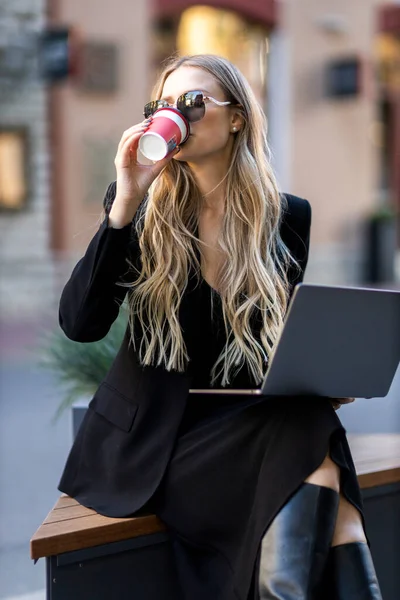 Zakelijke Vrouw Bank Met Laptop Koffie Hand — Stockfoto