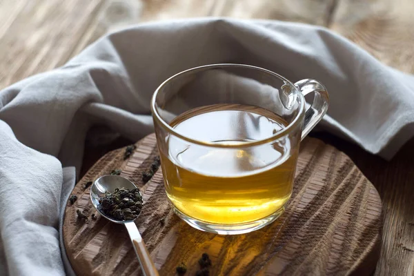 Kupadaki Yeşil Çay Tahta Bir Tahtanın Üzerinde Duruyor — Stok fotoğraf