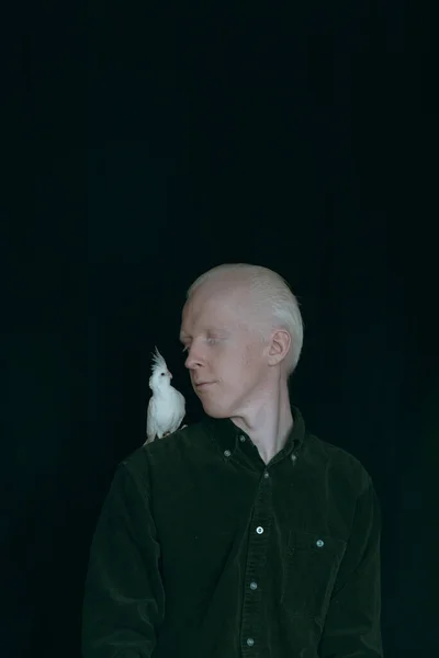 Ein Albino Typ Mit Einem Weißen Papagei Auf Dunklem Hintergrund — Stockfoto