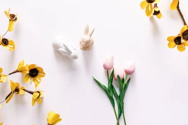 Pose Plate Printanière Avec Tulipes Fleurs Jaunes Lapins — Photo