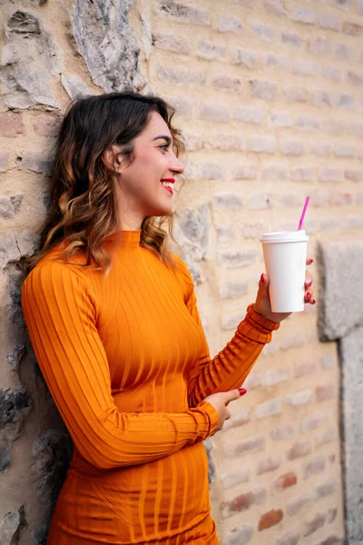 Atrakcyjna Młoda Kobieta Pijąca Kawę Ulicy — Zdjęcie stockowe