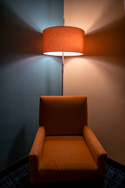 Samotny Pogrubiony Kolorowe Krzesło Rogu — Zdjęcie stockowe