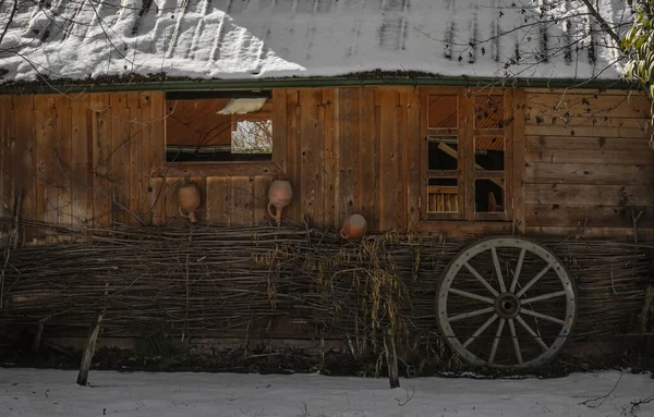 가옥의 조지아 마을의 바퀴와 담장에 도자기 항아리 눈내리는 겨울날 — 스톡 사진