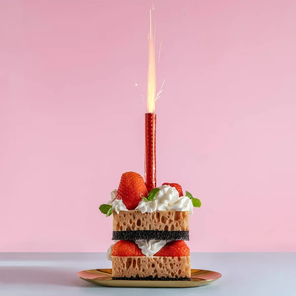 Szivacs Edények Mosásához Eperrel Készített Torta Formájában — Stock Fotó