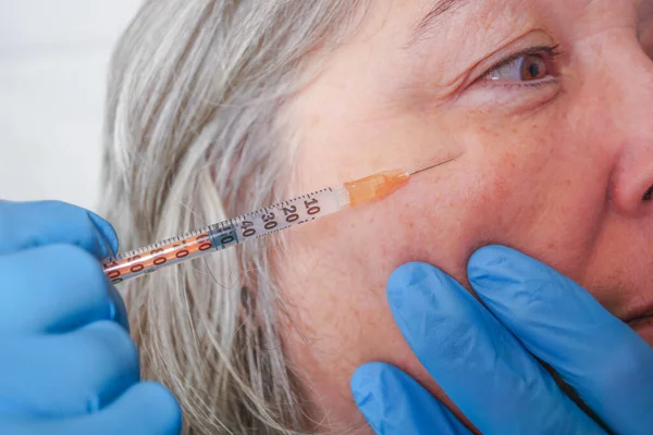 Close Van Handen Van Cosmetoloog Die Botox Injecteert Het Vrouwelijke — Stockfoto