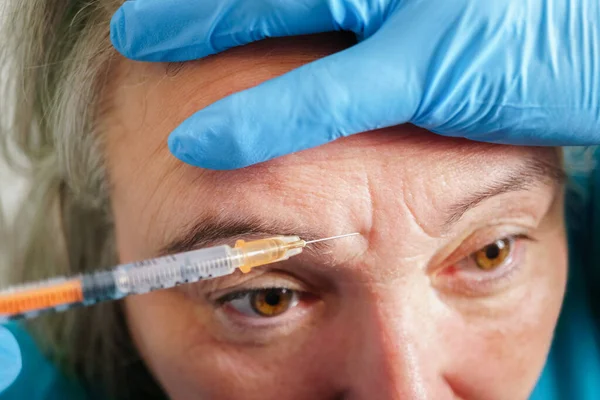 Femme Âgée Ayant Une Procédure Injection Botox Traitement Cosmétique — Photo