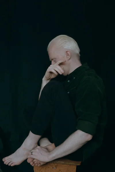 Een Albino Kerel Een Donkere Achtergrond — Stockfoto