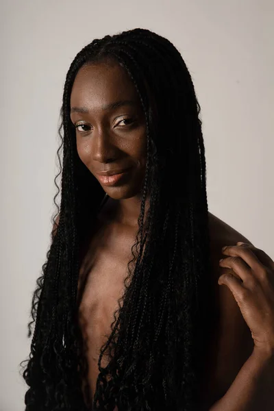 Натуральный Портрет Чёрной Женщины Обнаженной Длинными Косичками — стоковое фото