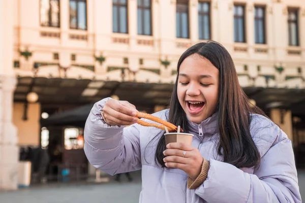 Adolescente Comiendo Churros Con Chocolate Frente Estación — Foto de Stock