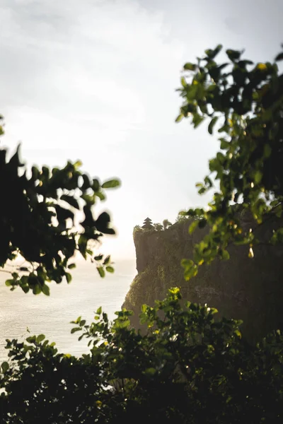 Tapınak Okyanusun Üzerindeki Kayalıklarda — Stok fotoğraf