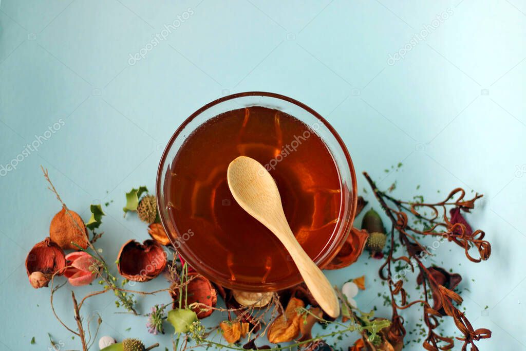 Medicina Natural Aceite esencial dentro de un frasco junto a una