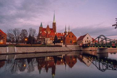 Wroclaw 'daki Aziz John Katedrali' nin yanındaki yol, merkez kısım. Wroclaw Polonya şehri manzarası. Tumsky Adası.