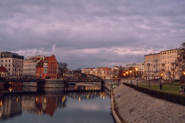 Wroclaw 'daki Aziz John Katedrali' nin yanındaki yol, merkez kısım. Wroclaw Polonya şehri manzarası. Tumsky Adası.