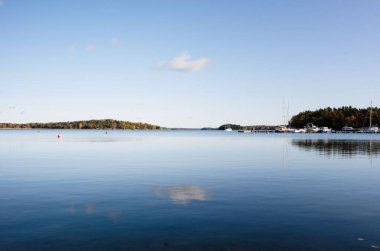 Stockholm takımadaları. Suya yansıyan bulutlu manzara
