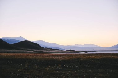 Kazakistan 'daki TuzKol Gölü' nde gün doğumunda manzara