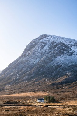 İskoçya 'da yalnız beyaz kır evi