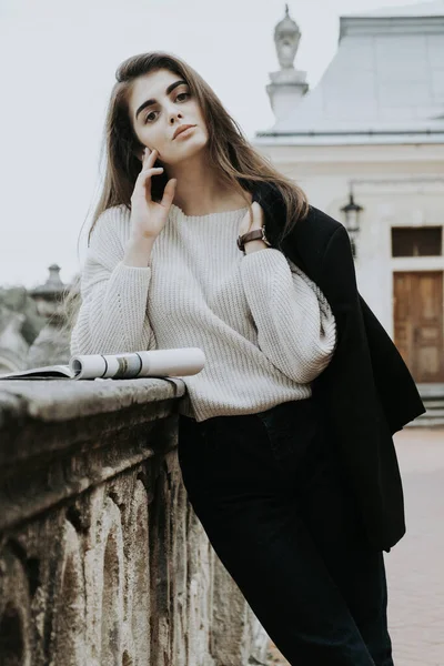 パリの街を歩く若い女子大生 — ストック写真