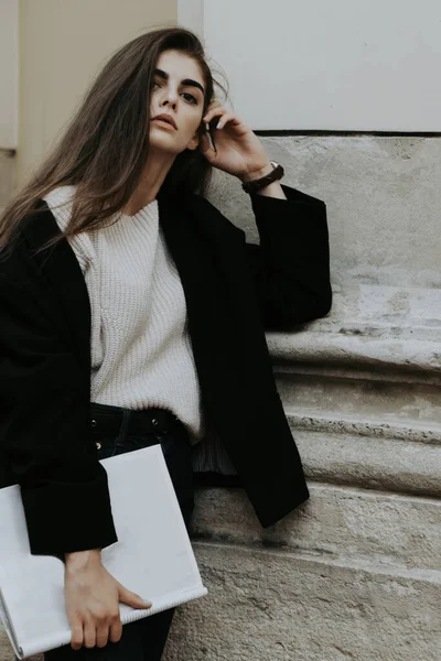 Estudante Arte Faculdade Feminino Andando Nas Ruas Paris Com Caderno — Fotografia de Stock