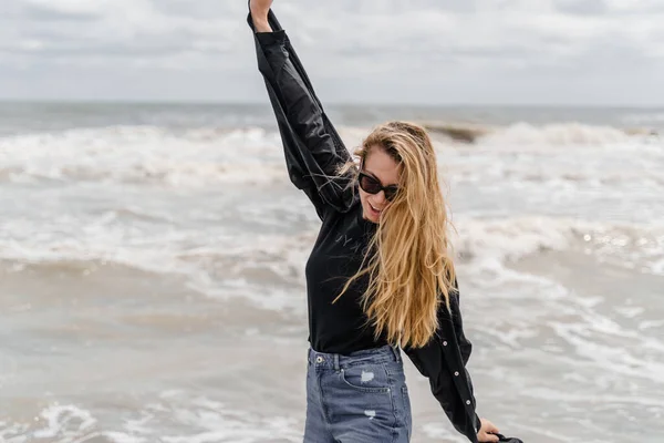 Kumsalda Uzun Dalgalı Saçları Olan Hayalperest Sarışın Kadın — Stok fotoğraf