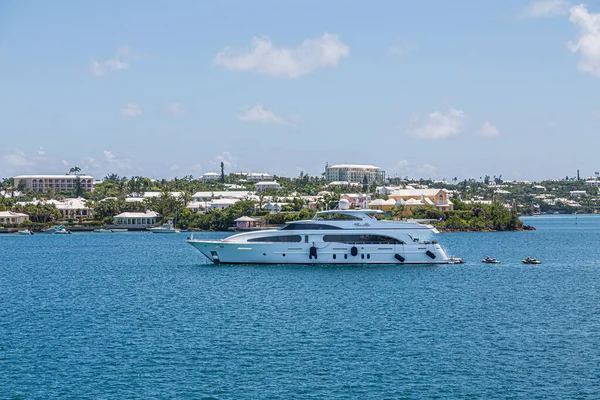 Biały Jacht Domy Bermudach — Zdjęcie stockowe