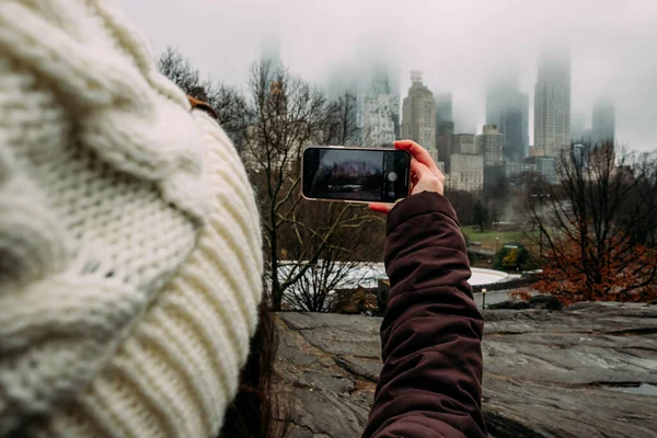 Adolescente Tomando Fotos Nueva York Teléfono Celular — Foto de Stock