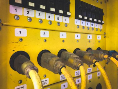 Bağlı elektrik prizleriyle çoklu soket